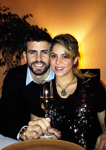 Shakira e Piqué brindano al 2013 Shakira e Piqué brindano al 2013