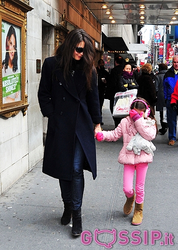 Katie Holmes con Suri (che odia i paparazzi...)