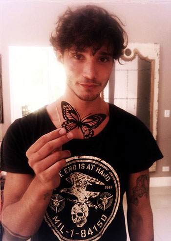 Stefano De Martino: il tattoo 'farfalla' è una burla