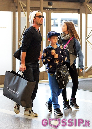 Jude Law torna a Londra dalle vacanze: foto