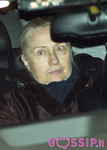 Hilary Clinton in auto dopo essere stata dimessa