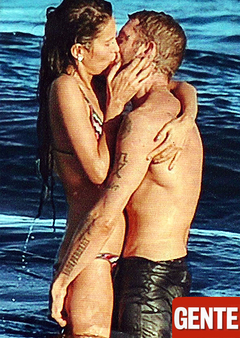 Lapo Elkann, con Goga al mare