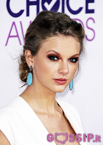Taylor Swift, dopo la rottura con Harry Styles, trionfa ai People's Choice Awards