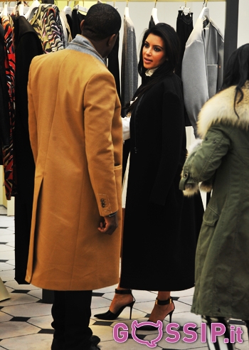 Kim Kardashian incinta a Parigi: foto