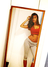 Sexy Melita con top rosso sul social: foto