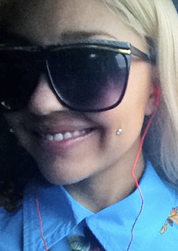 Amanda Bynes si fa un piercing sulla guancia Amanda Bynes si fa un piercing sulla guancia
