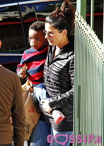 Sandra Bullock, mamma stanca: foto