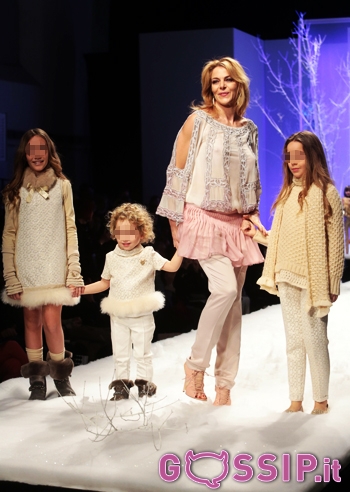 Claudia Gerini in passerella con Rosa e Linda