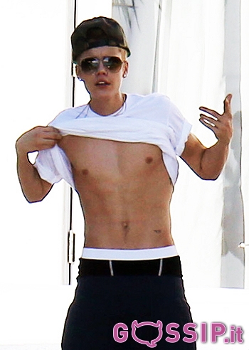 Justin Bieber mezzo nudo a Miami: foto