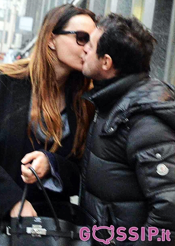 Nina Moric baci in centro col nuovo amore Nina Moric baci in centro col nuovo amore