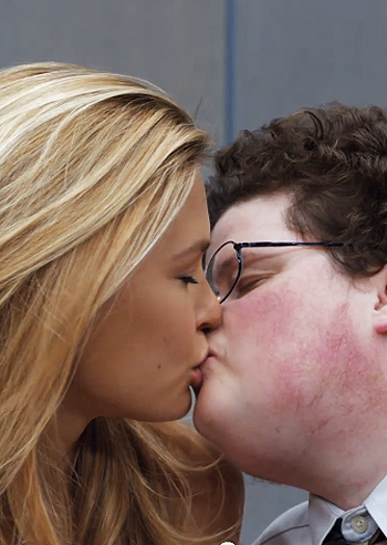 Bar Refaeli bacia un nerd per 8 secondi