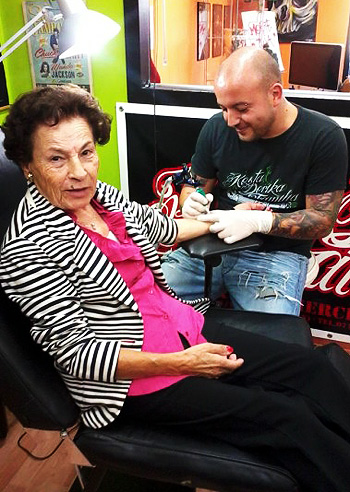 "U&D": Renata, un tattoo a 90 anni