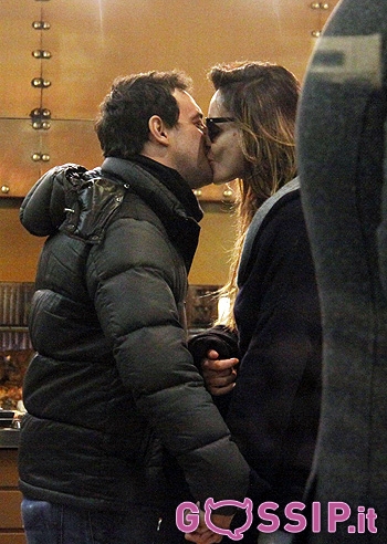 Nina Moric, ancora baci con Matteo Bobbi