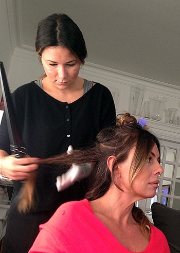 Paola Perego si fa i capelli a casa