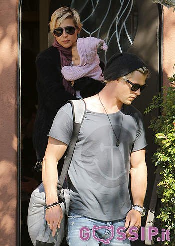 Chris Hemsworth porta la sua bimba dal dottore Chris Hemsworth porta la sua bimba dal dottore