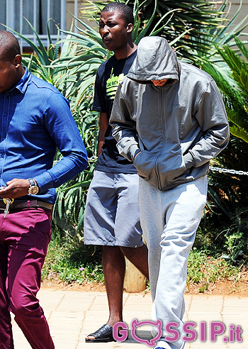 Oscar Pistorius portato via dalla polizia