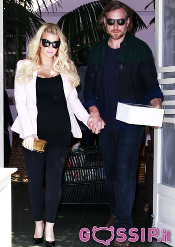 Jessica Simpson, il pancione cresce