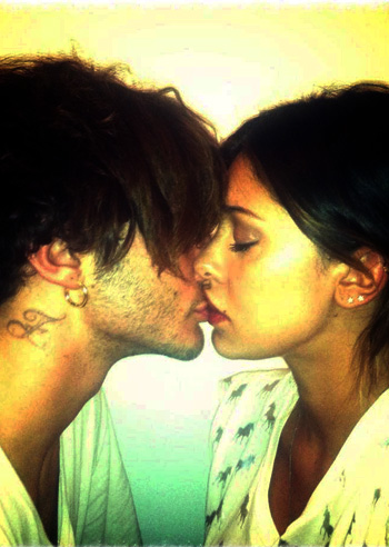 Belen e Stefano, altro bacio social