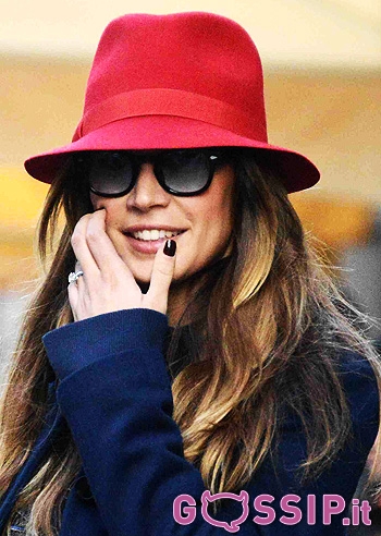 Melissa Satta, shopping con il Borsalino rosso