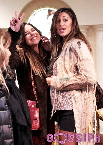 Belen, shopping con le amiche