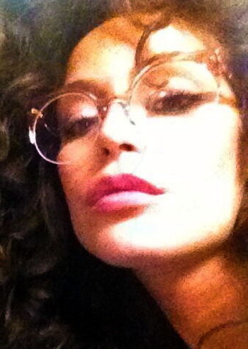 Raffaella Fico con gli occhiali da vista