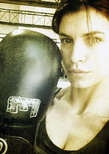 Eli Canalis, bella col guantone Eli Canalis, bella col guantone