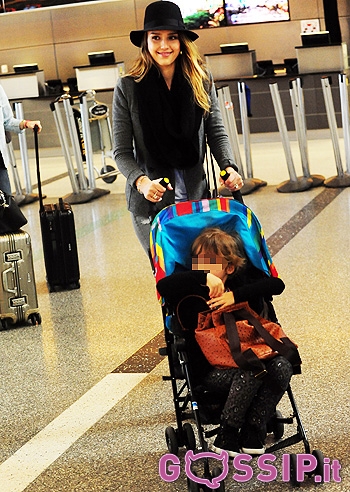 Jessica Alba con la figlia Honor all’aeroporto: foto