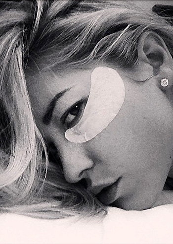 Elena e il suo rimedio contro gli occhi gonfi