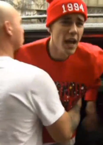 Justin Bieber, lite con un paparazzo: foto