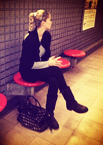 Elena Santarelli in attesa del metrò