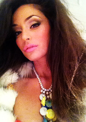 Raffaella Fico, capelli afro per party Raffaella Fico, capelli afro per party