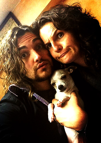 Valerio Scanu social con zia e cane