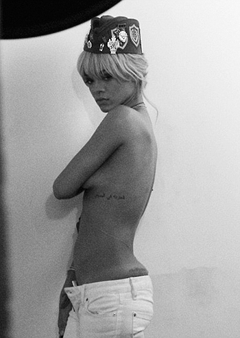 Rihanna ancora in topless sul web: foto