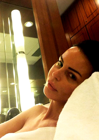 Nina Moric, relax senza trucco