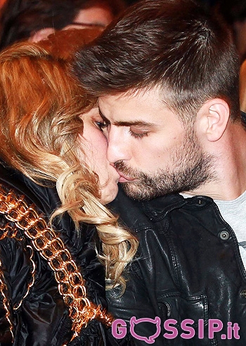 Shakira e Piqué, neogenitori al bacio Shakira e Piqué, neogenitori al bacio