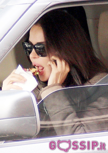 Nina Moric, spuntino in macchina