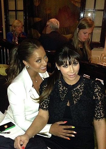 Kim Kardashian a cena con amica e pancione