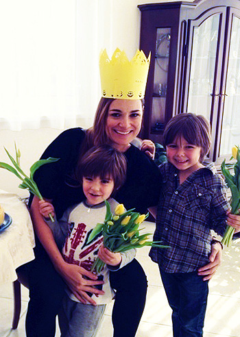 Alena, un happy birthday con i figli