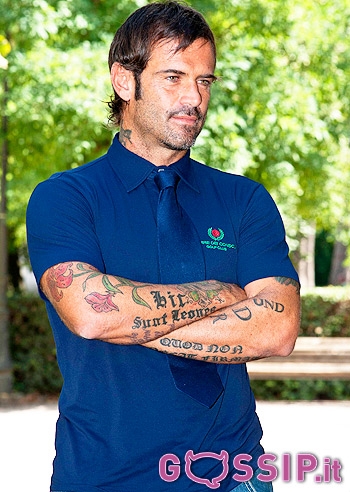 Ascanio annuncia la morte di Claudio Lippi