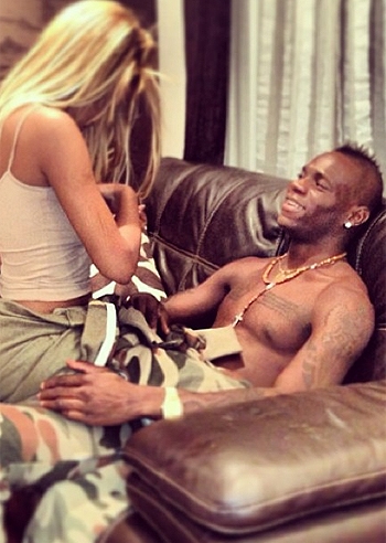Mario Balotelli, con Fanny giochi da innamorati