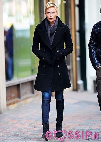 Charlize Theron a NY a pranzo con un amico