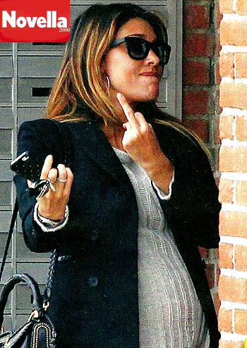 Belen, dito medio ai paparazzi