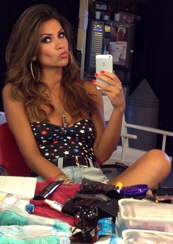 Alessia Ventura, un bacio social dal camerino