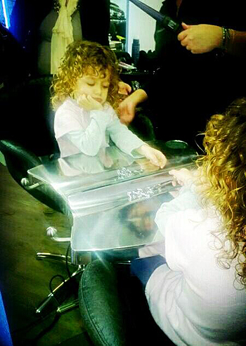 Eva Henger, la figlia si annoia dal parrucchiere