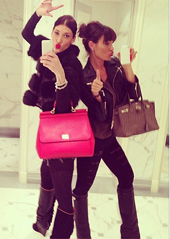 Nicole Minetti, serata con l'amica