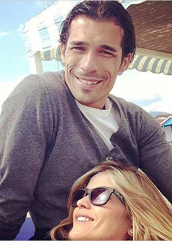 Elena Santarelli, una domenica in spiaggia