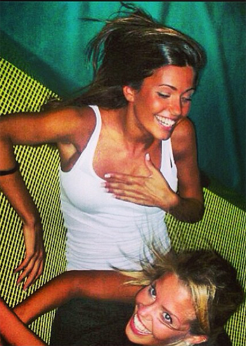 Fede e Costy, due bimbe sul tappeto elastico