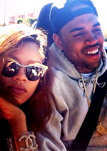 Rihanna con Chris Brown in auto