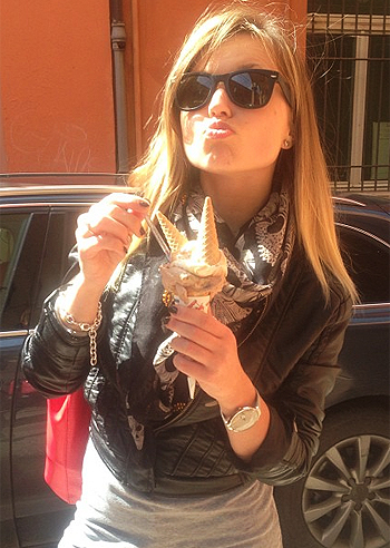 Il primo gelato dell'anno per Anastasia Il primo gelato dell'anno per Anastasia