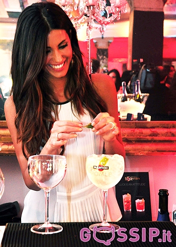 Federica Nargi, barmaid per una sera Federica Nargi, barmaid per una sera